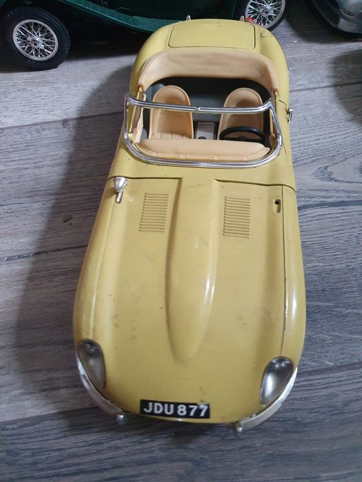 Lot 11 machete scară 1:18 cu mici lipsuri