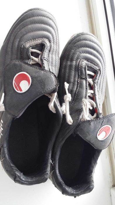 Футбольные бутсы ношенные р.43 Uhlsport