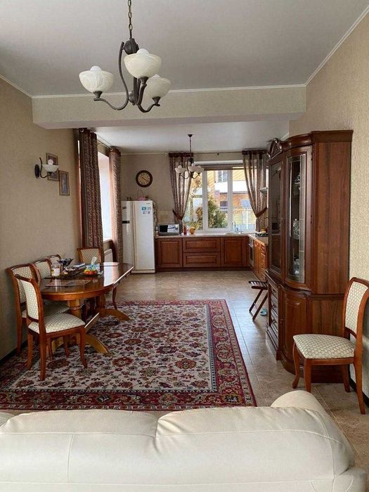 Продам  солидный коттедж в городе