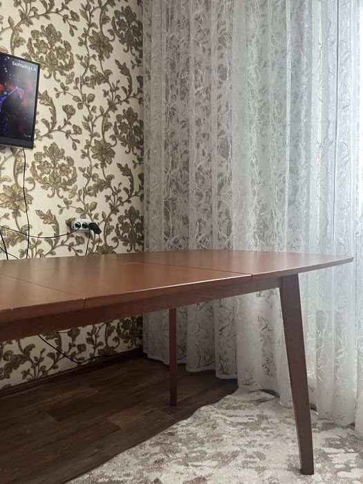 Раздвижной стол из дерева