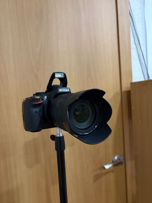 Камера Nikon со штативом