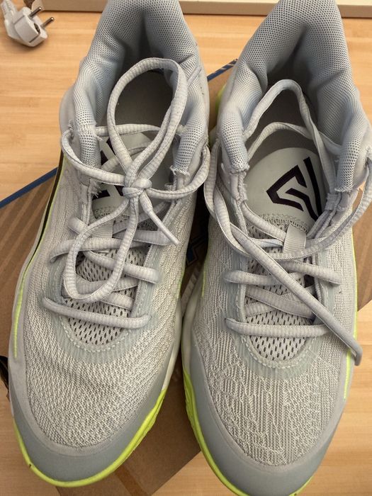 Adidași Nike gri cu verde – mărimea 38 (US 5.5Y) – ușori și comozi