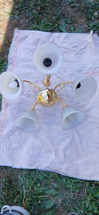 Candelabru cu 5 brațe, auriu cu globuri model floare, orientate în jos