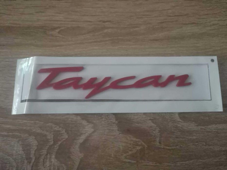 Porsche Taycan червен надпис