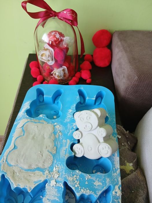 Мече от гипс с сладък бонбон