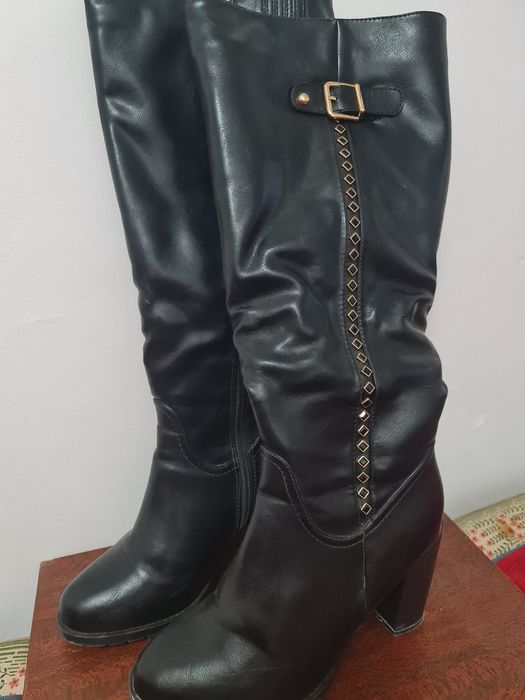 Продаю сапоги  бу  по 2000 т каждая