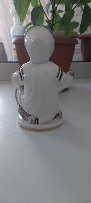 Фарфоровая статуэтка