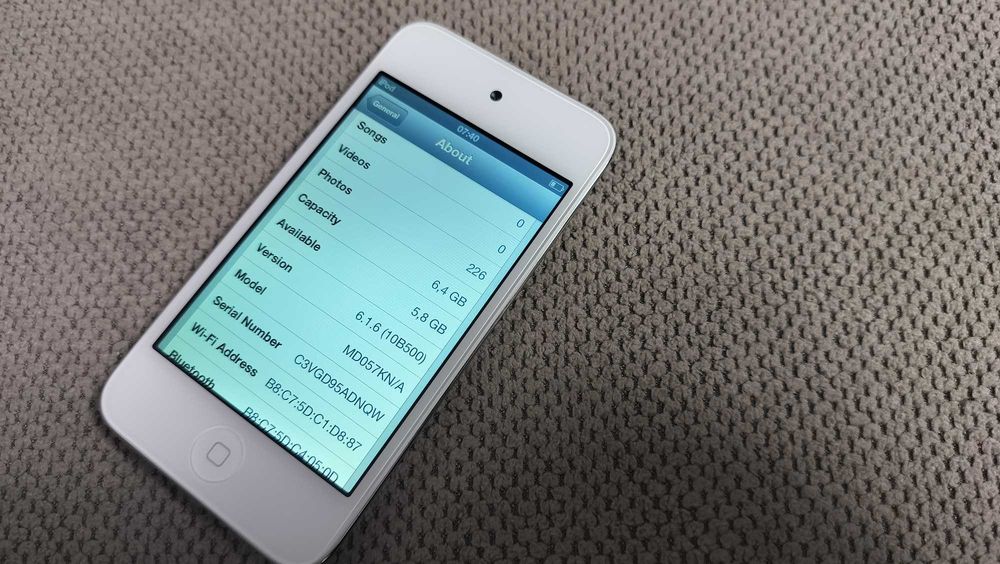 Apple iPod touch 4th Gen 8GB White model MD057KN