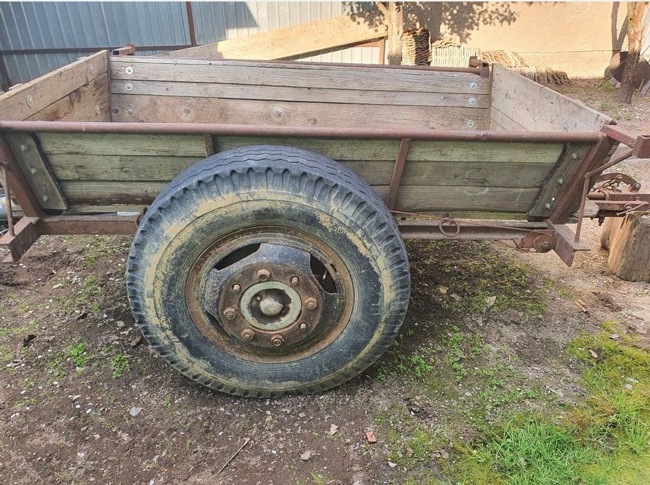 Remorca tractor cu sistem de franare