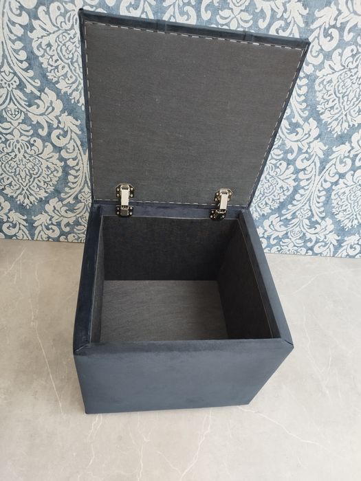 Vând taburet negru Chesterfield cu spatiu de depozitare din catifea