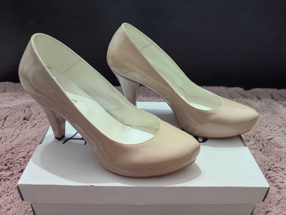 Бежови официални обувки на ток