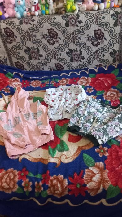Продам три пакета вещей на девочку