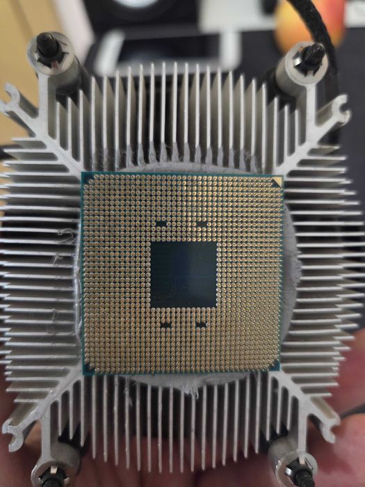 продава се процесор Ryzen 5 pro 4650G с включено охлаждане