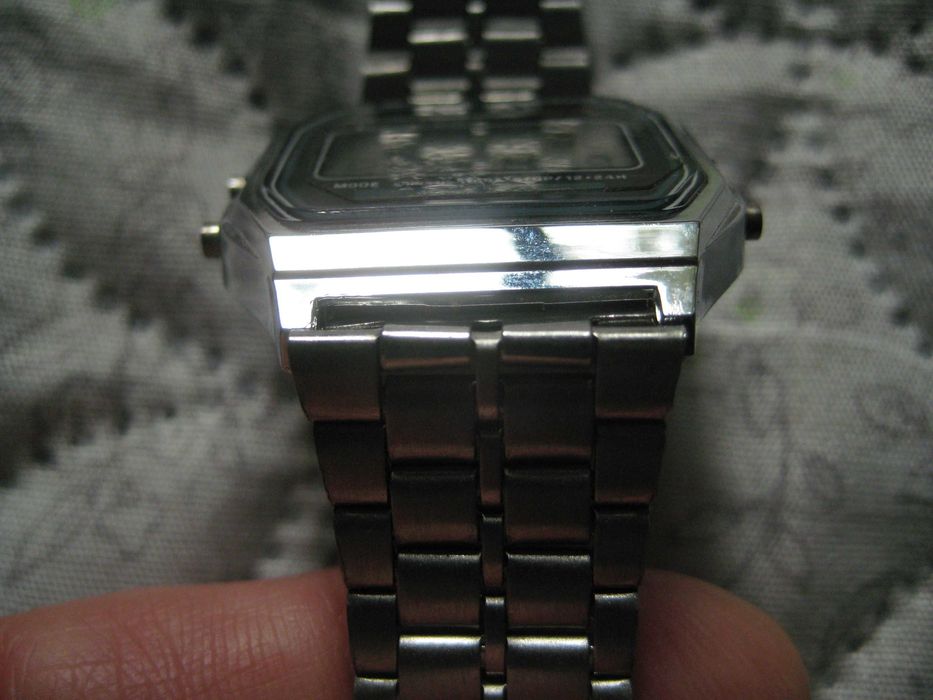 Продавам мъжки ръчен кварцов електронен часовник