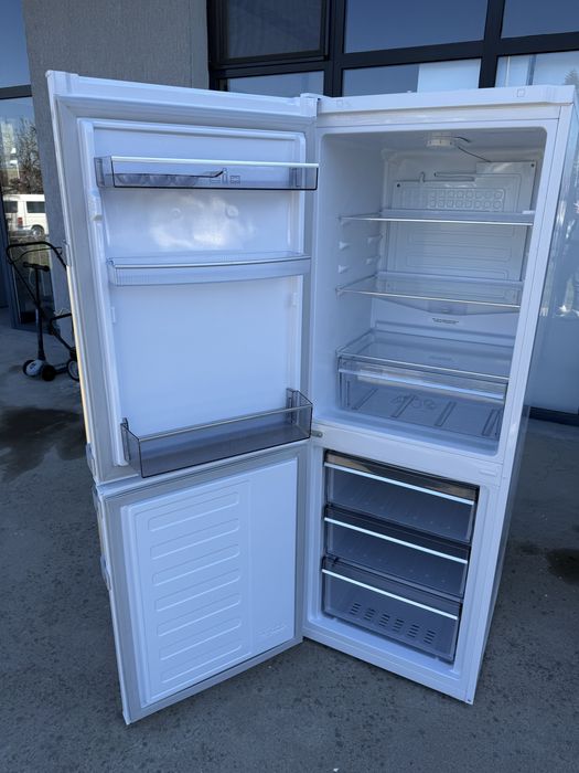 Хладилник с фризер 151см