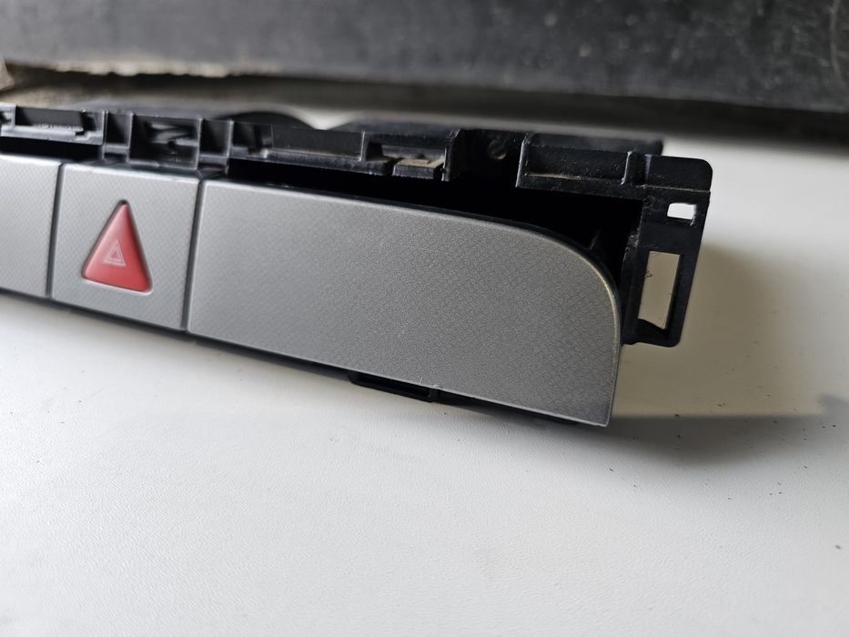 sertar depozitare + buton avarie original volkswagen passat b6

stare