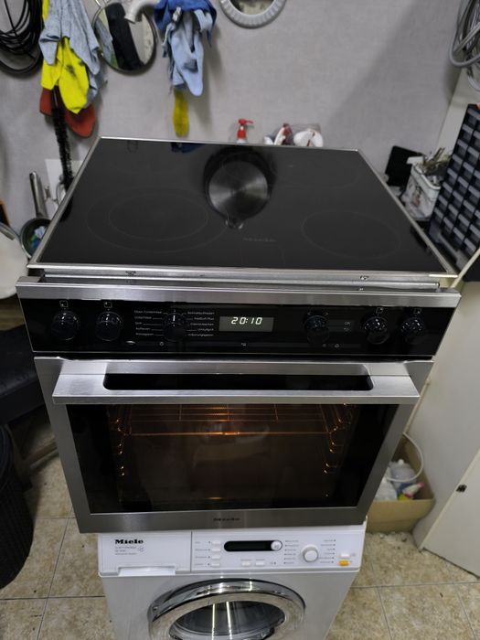 Фурна с котлони Miele H6160E - 76литра  с функция пара.