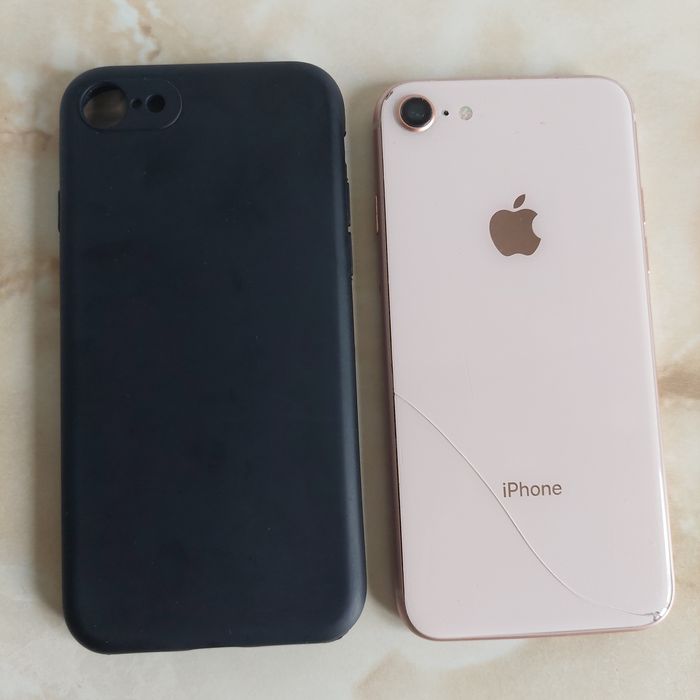 Vând Apple iPhone 8 Gold de 256GB, fără iCloud dar blocat //poze reale