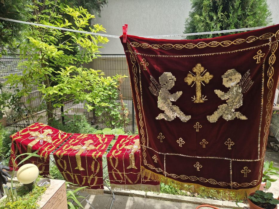 Țesaturi bisericești brodate manual din catifea cu paiete aurii