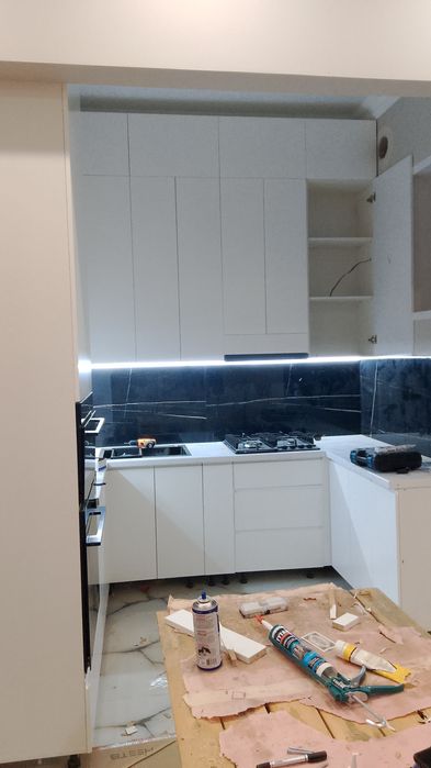 Стол для кухни новый табуретками