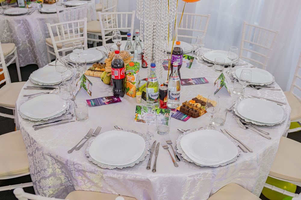 Închirieri Cort evenimente mese scaune aranjamente florale