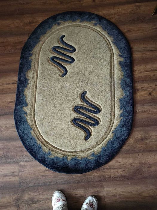 Vand set 2 covoare , unul mare si unul mic