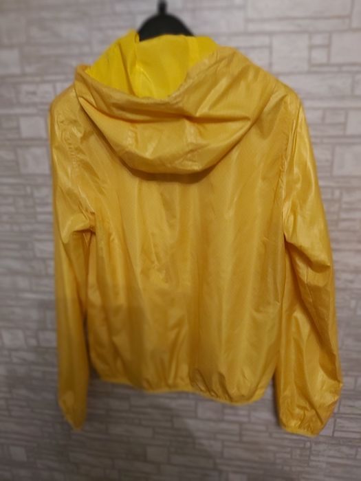 Жълта двулицева ветровка