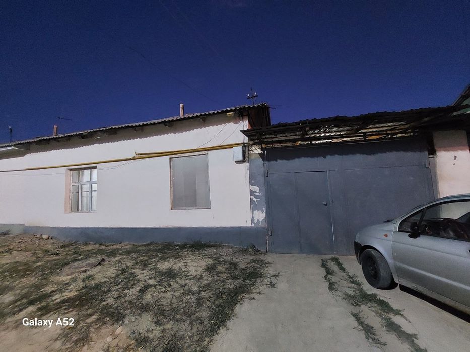 Uy holiday sotiladi 4 sotuk 5 Xonali suv gaz svet muomosiz uy ustida k