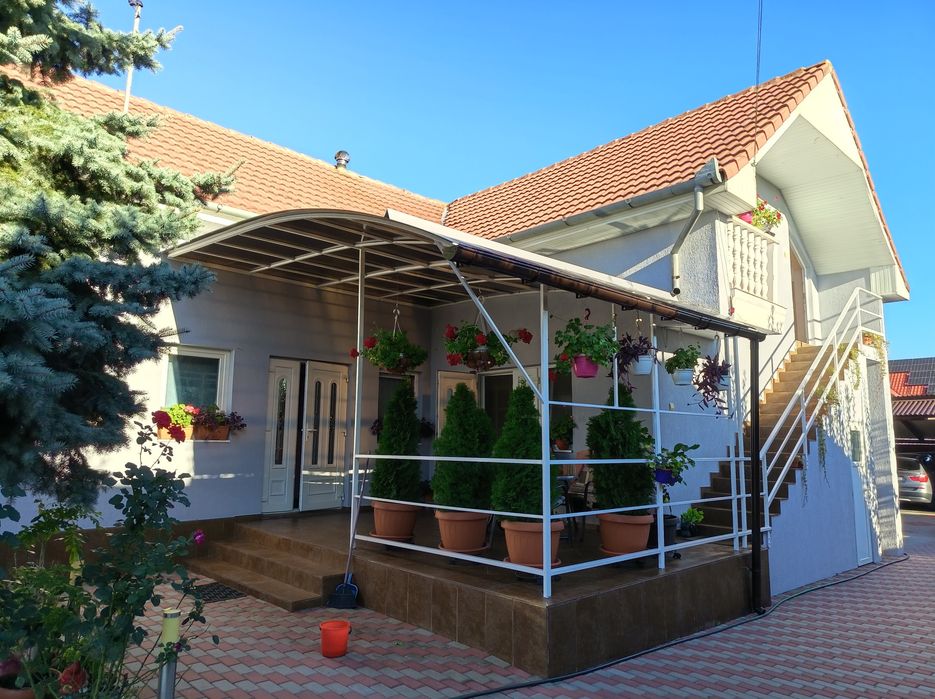 Vând casă în jucu de sus