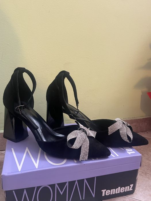 Черни токчета с панделка