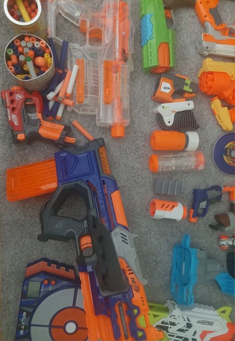 Colecție pistoale și ținte de jucărie NERF