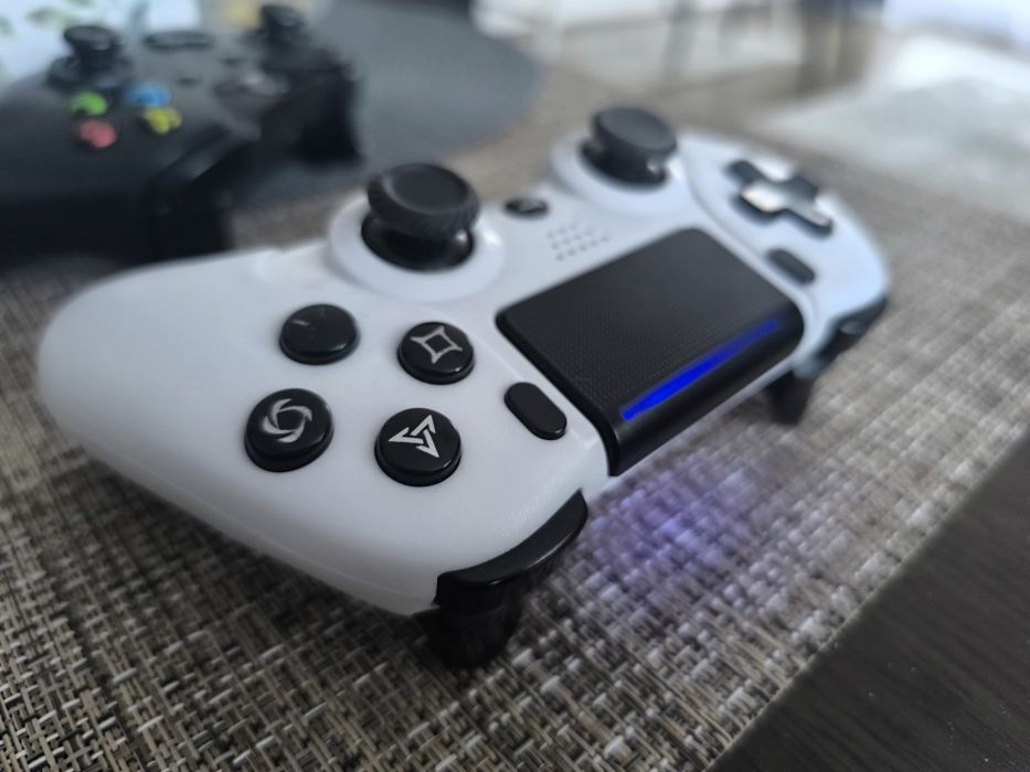 Controllere  PS4 și Xbox