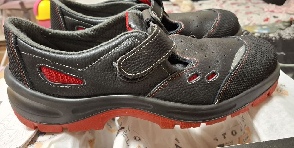 Работни обувки с метално бомбе