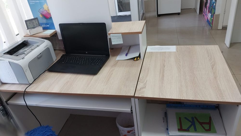 Продам 2 стола и приставку