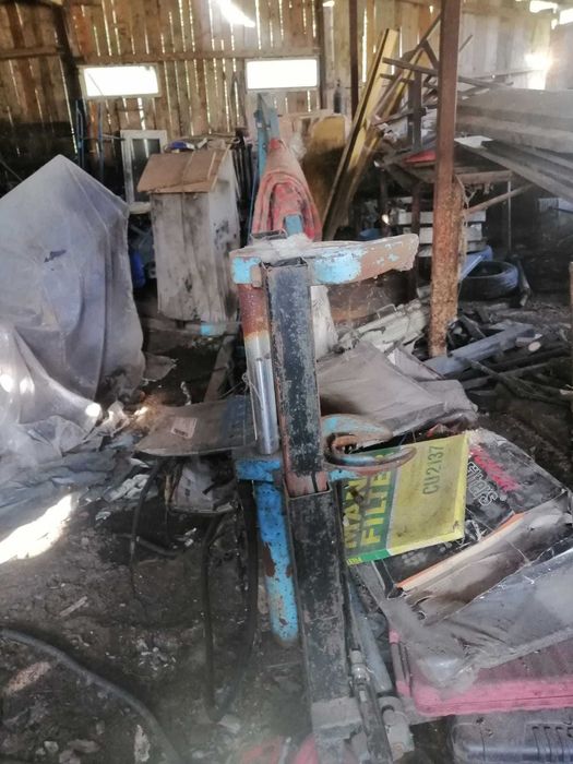 Vând  echipamente și scule service auto