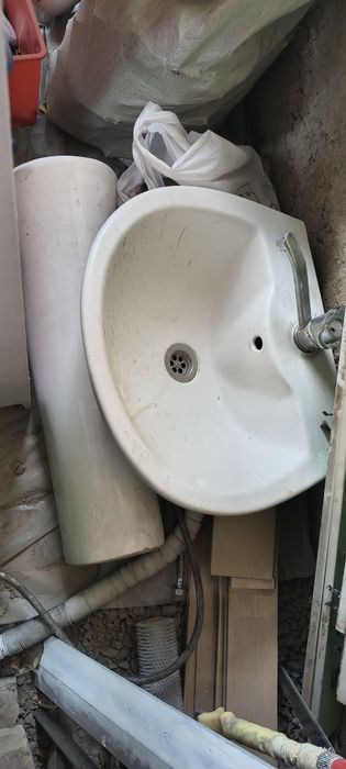 Продам унитаз и рукомойник тюльпан.