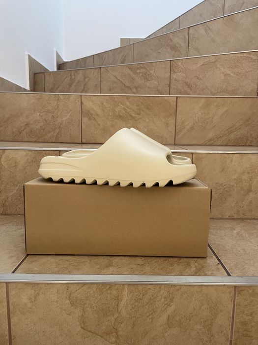 Yeezy Slide Onyx / Bone •PREMIUM