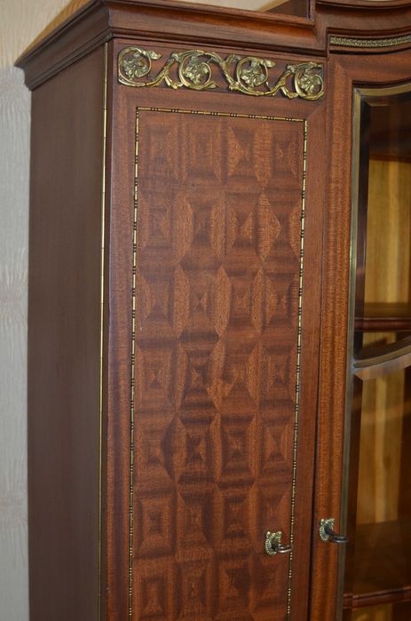 Антикварный шкаф-витрина натурального дерева Аntiqa vitrina-javon