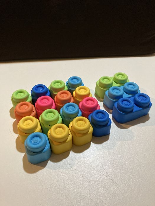 Jucarii: constructii, piese de silicon, lego, furtunase flexibile, etc