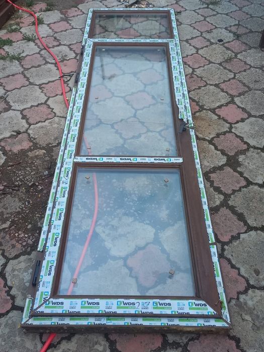 Продам пластиковую дверь