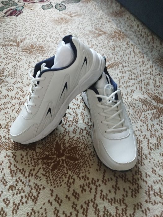 Мужские, демисезонные кроссовки, белого цвета 46 маломники.