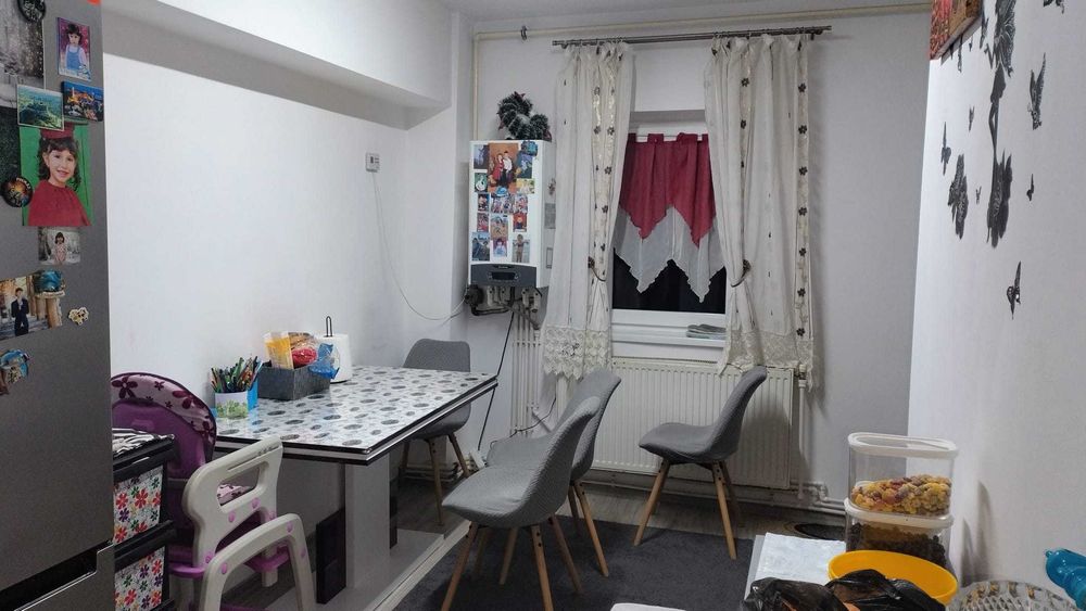 Vând apartament cu 3 camere în zona centrală.
