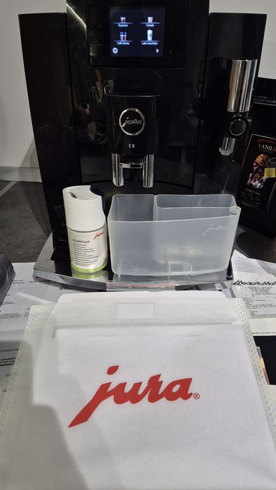 Vand espresor Jura E8 ca nou ocazie