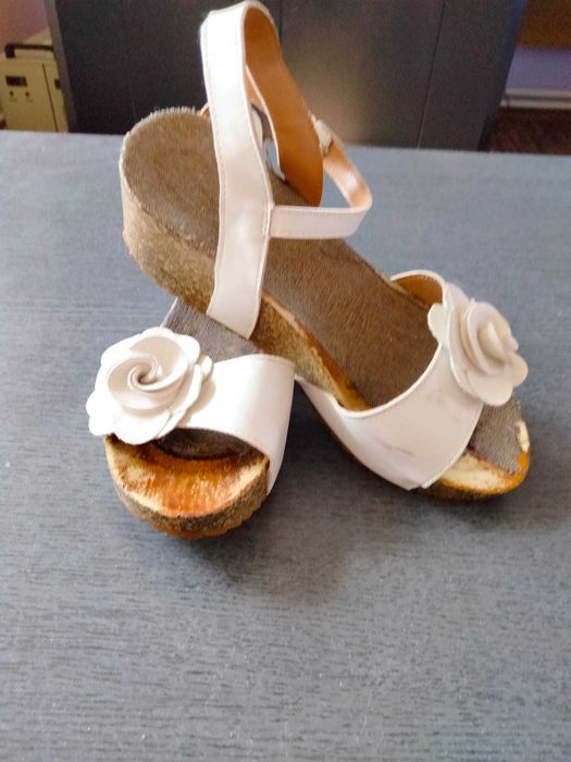 Sandale cu talpă ortopedică