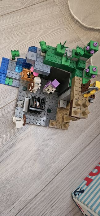 Lego Minecraft ferma de iepuri si temnita scheletelor