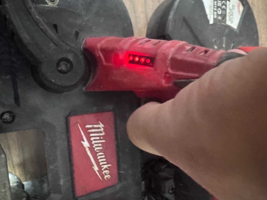 fierastrau banda Milwaukee m12