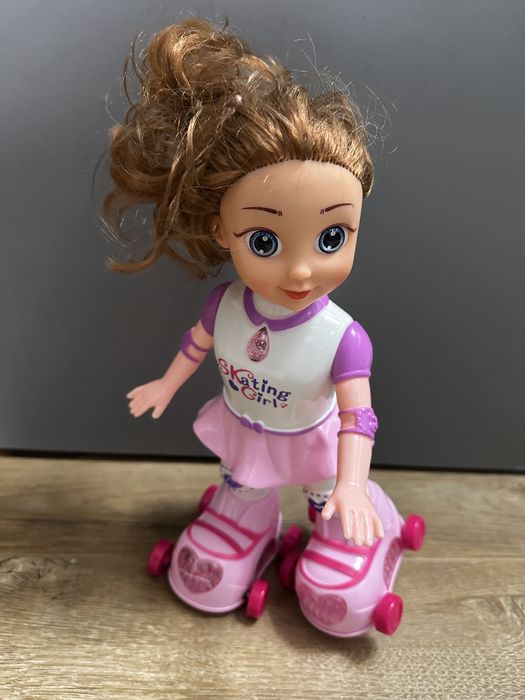 Модна кукла на ролкови кънки