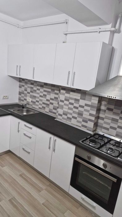 Proprietar, închiriez apartament cu 3 camere și garaj