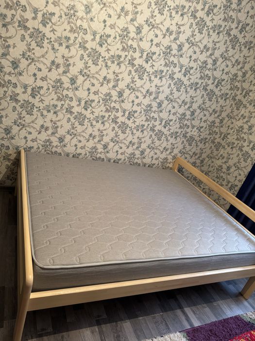 Матрас с кроватью