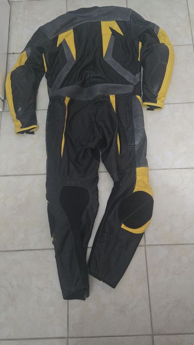 изключително запазен цял  кожен мото екип на марката Figo